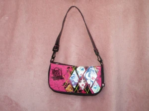 Monster high väska - Storlek på väskan är ca: 24cm x 12cm x 3,5 I jätte fint skick. Använd några få gånger! 
