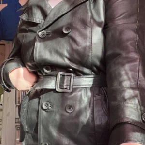 Skinnkappa - SÅ snygg skinnkappa, inte säker men skulle tro att det är äkta skinn! Storlek 44 men passar från S- L skulle jag nog säga! Perfekt nu till våren för en mer alternativ stil eller vilken stil som helst! tryck inte på köp nu, kontakta mig, frakten stämmer ej