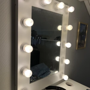 Helt ny Sminkspegel  - Säljer min Sminkspegel då jag har en annan. Den sitter bara och dammar. Köpt för 600kr säljer för 300kr plus frakt om det behövs. Alla lampor ingår.