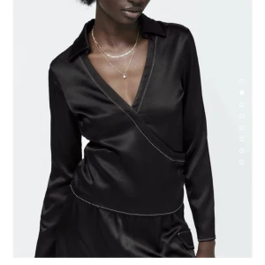 Topp - En jätte fin topp/tröja så passar till fest eller middag. Bekväm och helt oanvänd från Zara. Frakt tillkommer!