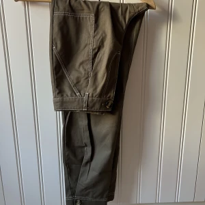Cargo Byxa - Mörkgrön byxa från Gina Tricot. Aldrig använda. Storlek 34.  Köpare står för frakt. 