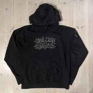 Yung lean OG Warlord hoodie - En sjukt fin Yung lean hoodie från hans hemsida precis efter Warlord turnén (2017 typ). Tryck framtill, rygg, ärm och luva på en sjuk fin neutral hoodie.  (Btw inte den gråa hoodien som finns på hemsidan atm)