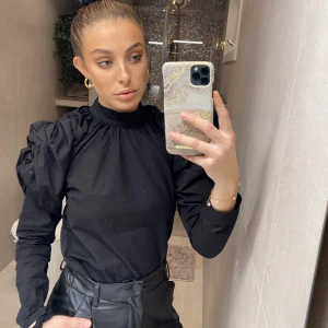 Blus  - Blus med puffärmar