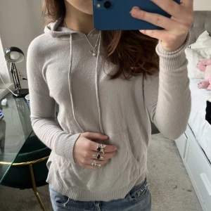 Kashmir hoodie!  - Säljer denna hoodie i 100% Kashmir! Fick den i julklapp men tyvärr så tycker jag den sitter lite för tajt på mig❤️ Den är i storlek M men skulle säga att den passar mindre om man vill att den ska sitta lite lösare än vad den gör på mig💞den är grå/blå färg 