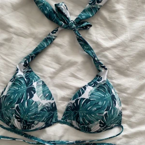 Grön bikini  - En grön bikini överdel från stadium. Säljer eftersom den är för stor på mig. Annars aldrig använd. Köparen står för frakten💗