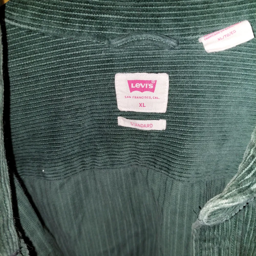 En grön levis manchester skjortabi storlek XL använd fåtal gånger så ingen slitnad, köpt för 600kr PAKETET KAN SKICKAS. Skjortor.