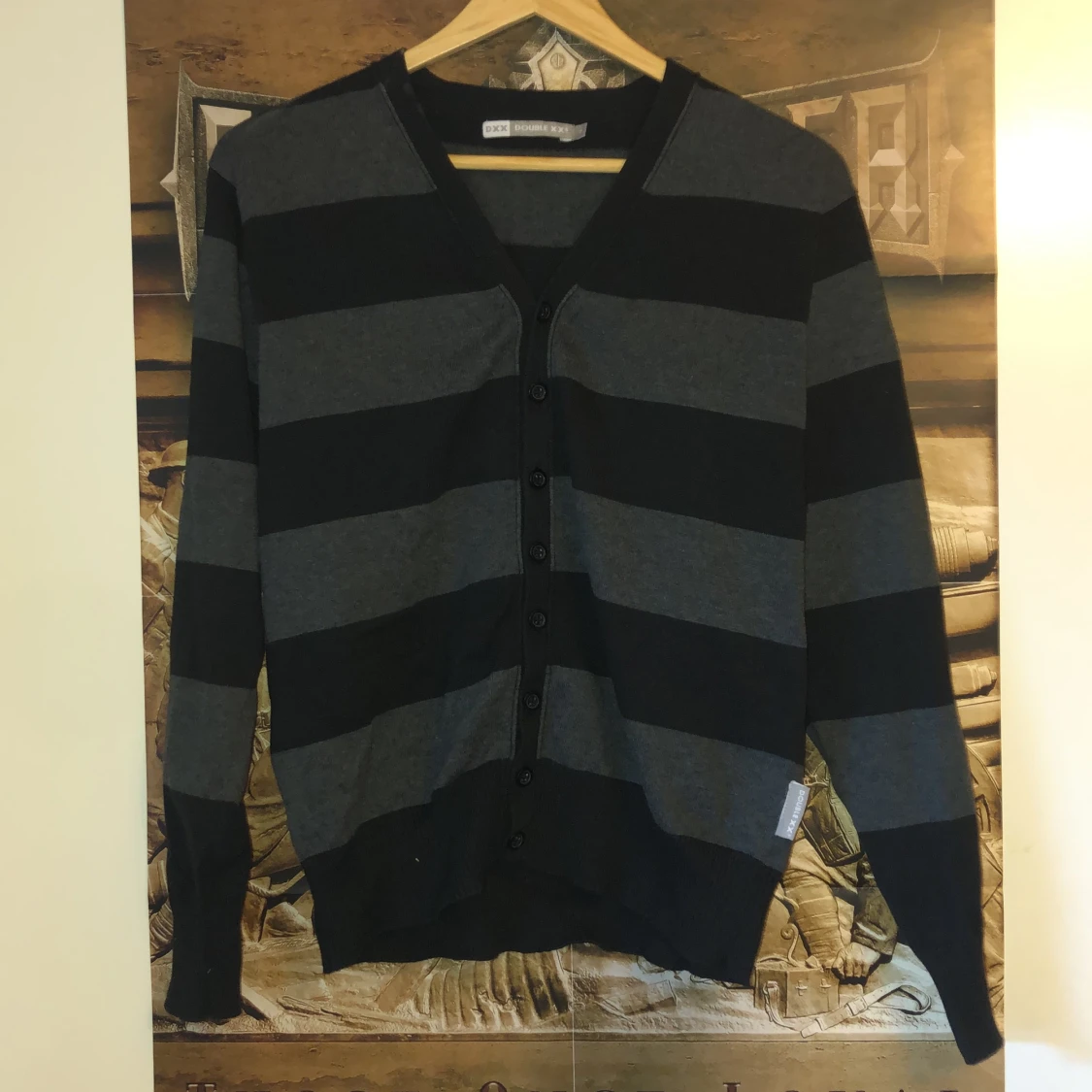 Grå- och svartrandig kofta