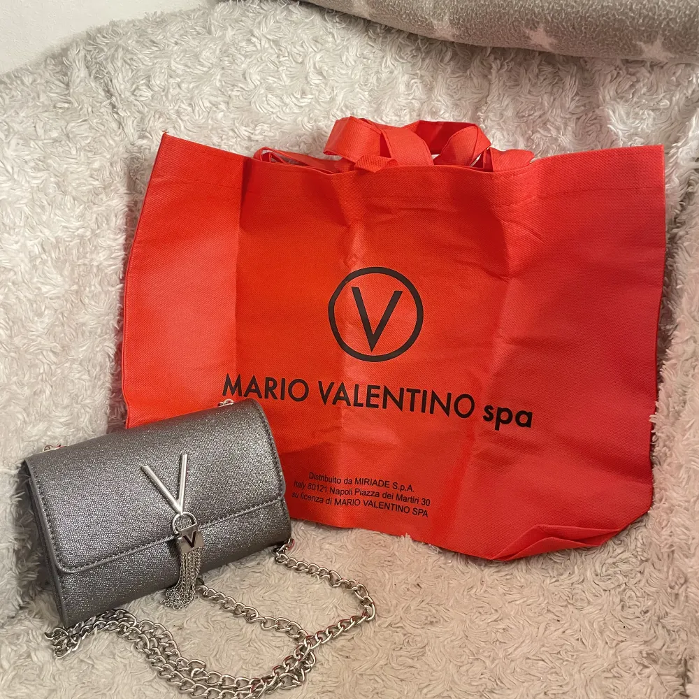 Valentino väska helt ny aldrig använda. Köpt för 2 månader sedan. Kvitto tillkommer!. Väskor.