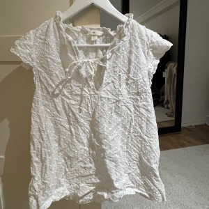 Söt blus  - Från H&M. Storlek S. Köparen står för frakt 