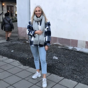 Skjortjacka från Zara - Säljer min blårutiga skjortjacka från Zara i storlek S! Använd några gånger men ser ut som i nytt skick! 