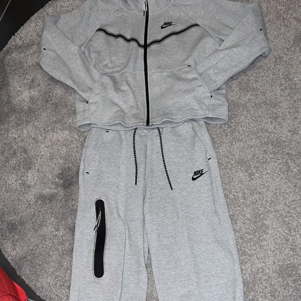 Säljer min Nike tech dress!!❤️Den är grå och jag säljer den pågrund av att den har blivit för liten för mig. Har använt den några gånger den ser helt ny ut! Kan skicka tydligare bilder om ni vill se bättre!❤️ . Jeans & Byxor.