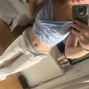 Topp - Ljusblå topp i storlek, storlek M passar S.  75kr + 20 kr