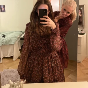 Klänning zara - Säljer nu min superfina klänning från zara då den inte används längre. Superfint skick och använd Max 3 ggr, köpt för 559kr! Pris kan diskuteras!🩷