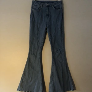 Utsvängda jeans - Säljer dessa söta hög midjade utsvängda jeans för att de inte kommer till användning. Materialet är väldigt stretchigt💗