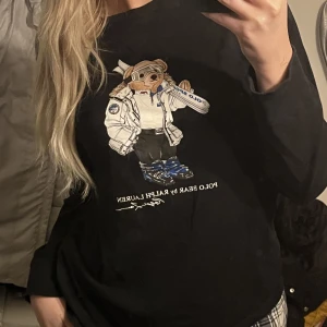 Ralph lauren tröja - Säljer denna snygga Ralph lauren tröjan som inte har kommit till användning. Aldrig använd och är som ny❤️‍🔥GÅR INTE ATT KÖPA LÄNGRE!