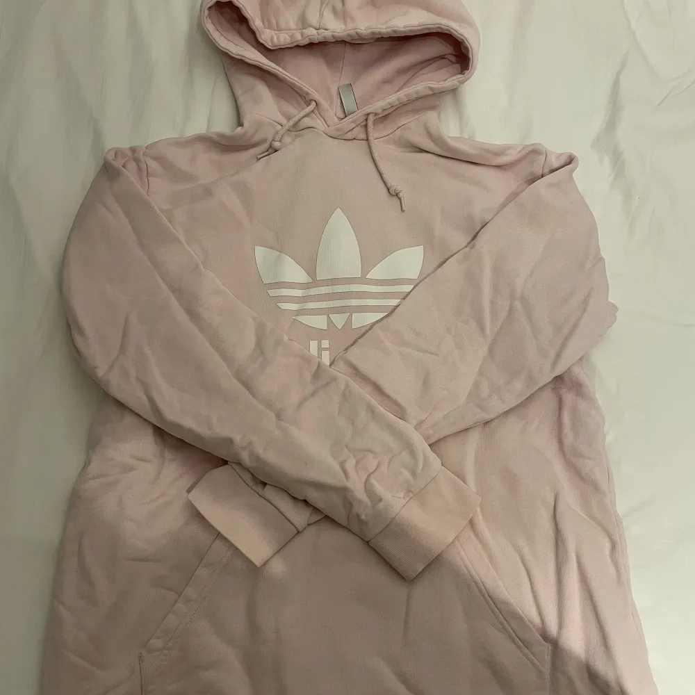 Adidas Hoodie  Size: Large Skick, 8.5/10 inga hål/revor  Färg: Rosa  Köpare står för frakt!. Hoodies.