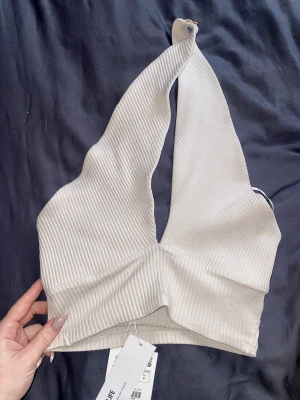 Topp - Supersnygg ribbad halterneck topp i beige, lapparna kvar aldrig använd inköpt för 169kr