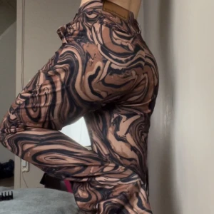 Satinbyxor - Supercoola satinbyxor från house of sunny med brunt och svart mönster. Nypris runt 800kr