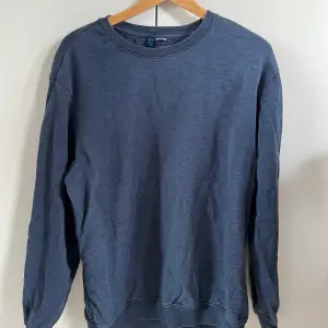 En basic mörkblå sweatshirt i fint skick.