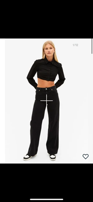 Jeans  - Svarta jeans från monki. Är i storlek 26 men passar mig som har 36 vanligtvis!!