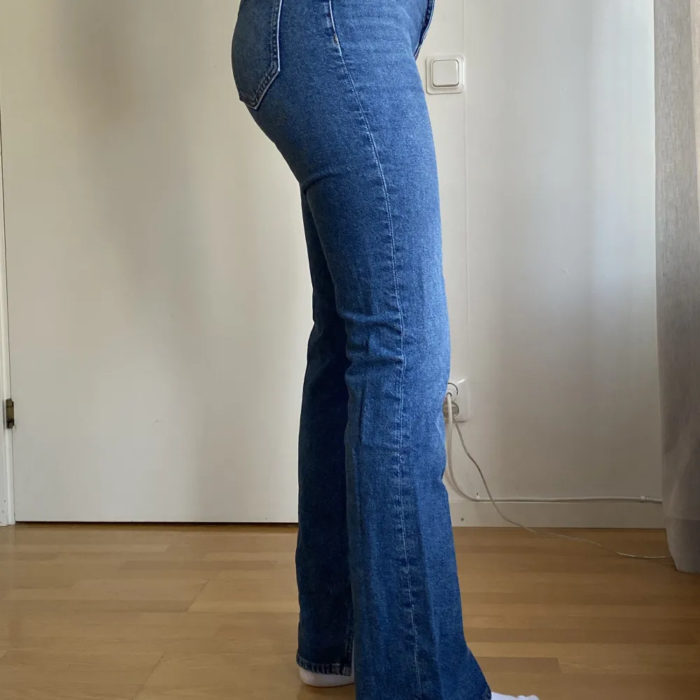 Dessa jeans med slut nertill är så snygga!! De är lite ”bootcut” stil på dem, men de är ganska raka i formen.. Jeans & Byxor.