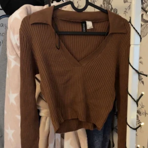 Topp - Brun topp från h&m🤎 Aldrig använd så skicket är 10/10