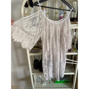 Vit klänning - Klänning jättefint att ha över sig på sommarn, elr över nån fin klänning☺️  One size, aldrig använd  Köparen står för frakt☺️ 