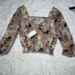 Blommig meshtopp - Helt ny blommig meshtopp från Nelly.  Strl M 💓 