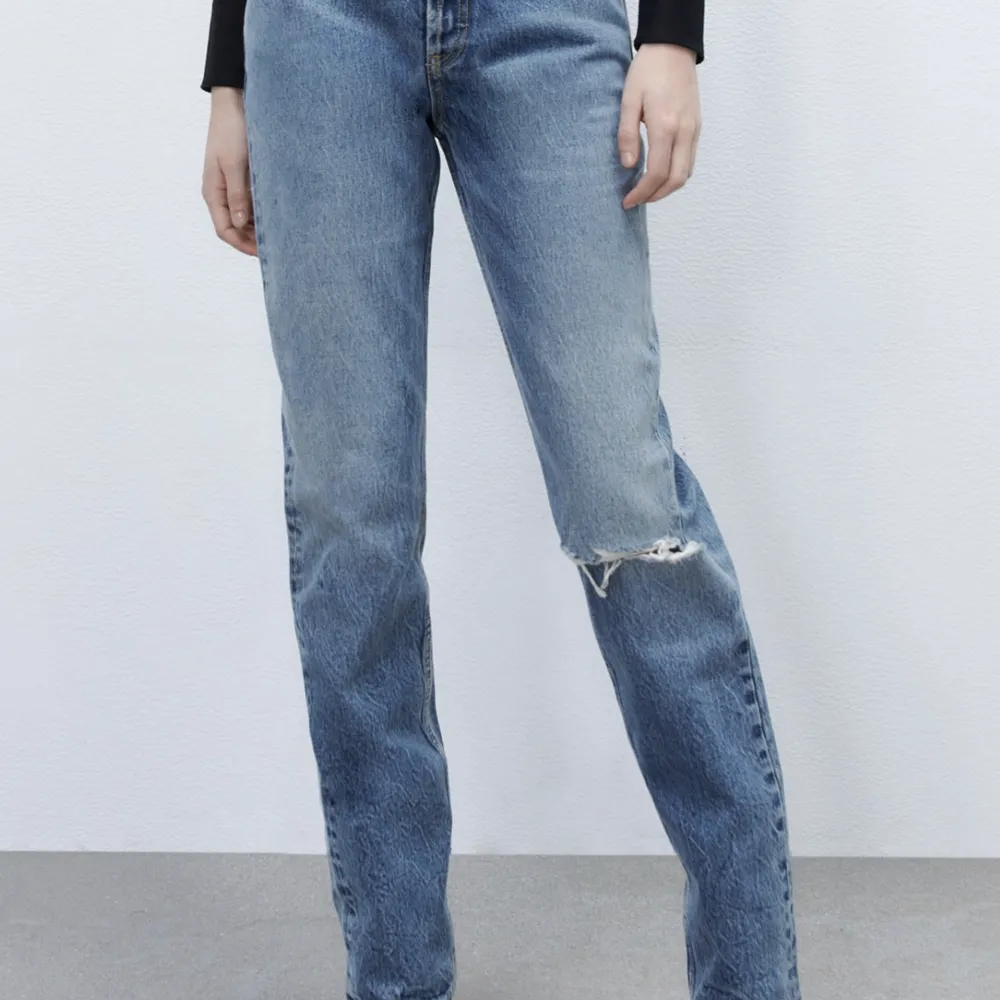 Zara jeans 100+frakt säljs då dom inte kommer till användning skriv privat för egna bilder . Jeans & Byxor.