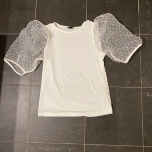 Topp från Gina  - Säljer denna söta toppen, perfekt nu när våren närmar sig! Funkar både som fest topp och vardags topp! Den är knappt använd! 