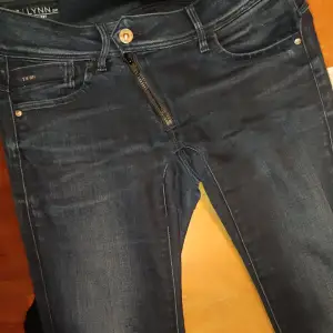 G-star raw jeans stl 26.32 snygga detaljer så som sne dragkedja fram.  Kan skickas om köparen betalar frakt. Low waist 