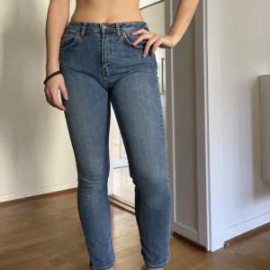 Tighta jeans från weekday  Strl 26 (Jag är 1.70)