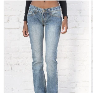 Lågmidjade jeans - Lågmidjade jeans från Brandy Melville. Säljer då de är för stora på mig. Har klippt två hål på insidan av midjan för att dra igenom ett snöre så midjan blir mindre, men hålen syns inte då de är på insidan. Skriv för fler bilder. Köparen står för frakten💗