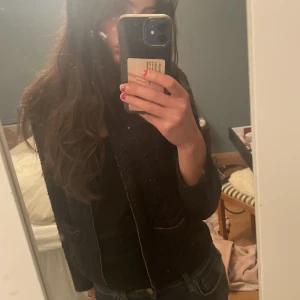 Bolero - Typ glittrig bolero/kofta! Man kan knäppa framtill eller ha det öppet💕frakt tillkommer