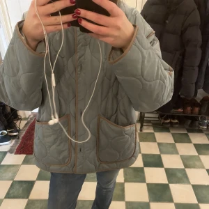 Vår jacka - Ljusblå jacka med beiga sömmar. Felfri!!