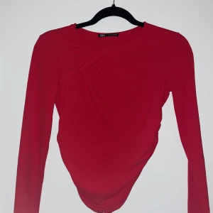 Tröja - Oanvänd tröja från Zara i storlek XS. Den är figursydd 