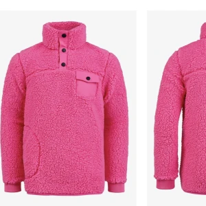 Fleecejacka  - En mysig tröja tillverkad i 100% lättvikts polyester pilé med krage och tryckknappar vid i halsen. Sherpa Sweater har en vävd bröstficka med knapp och en praktisk sidoficka med en dold dragkedja. Storlek M! Aldrig använd! Nypris 1 300kr