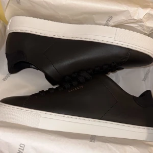 Axel arigato - Säljer mina arigato skor❤️ Kommer inte till användning. Ny pris 2395❤️ Storlek 36. Clearing kit ingår❤️ Dustbag och kartong följer med, kvitto finns❤️