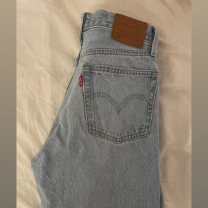 Levis jeans  - Säljer mina blåa Levis jeans då jag inte tycker dom sitter fint på mig, tror jag använt dessa en gång så väldigt fint skick. Skriv om det är något ni undrar över!!🌸