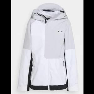 Ny skidjacka  - Ny skidjacka från oakley storlek L dam. Endast prövad☺️ Nypris 1899kr