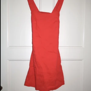 Röd/coral sommarklänning - Superfin sommarklänning, mer coral än röd färg i verkligheten! Perfekt till sommarn och t.ex. kräftskiva:) (passar S mer än M skulle jag säga)