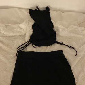 Set - En fin kjol för 30kr och ett fint linne för 20kr båda för 40kr