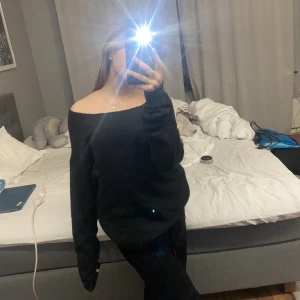 Stickad tröja  - Säljer denna super fina stickade tröjan. Säljer eftersom den inte kommer till längre. Kontakta mig vid intresse och köparen står för frakten💕