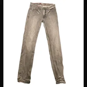 ”Slitna” jeans från Element, aldrig använda! Storlek 28. Skriv för mer info/ bättre bilder!