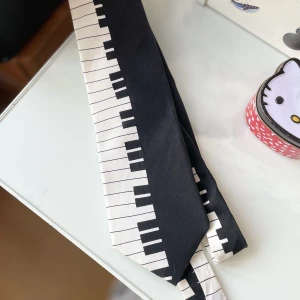 Slips med pianomönster - Coolaste slipsen! Köpte den i Nederländerna på en Rockabilly-affär för 10 år sen, men blev aldrig att jag använde den, så nyskick! Märket är Robin Ruth. 💗 Frakt tillkommer. 