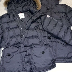 Moncler cluny  -  tjena nu är det så att jag säljer min moncler cluny använd ett fåtal gånger storlek M finns scan på den säljer pga att den inte riktigt passar mig, avtagbar luva och päls