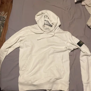 Stone island hoodie  - Vid hoodie storlek large, inga fläckar. Säljes för använder inte