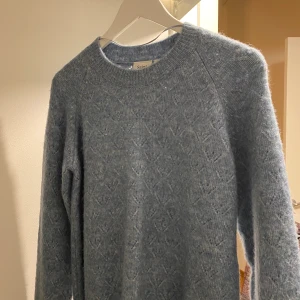 Blå stickad tröja från Saint  - En dyr stickad tröja från Saint, använts 1 gång och är i väldigt bra skick, kollar intressekoll men är villig för köp💙💙