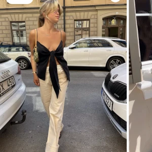 Djerf tie tank top - Tie tank top ash från Djerf Avenue i storlek S. I nyskick men kommer inte till användning för mig. Säljer för 650kr då den är som ny.