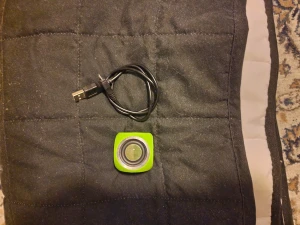 Liten Grön Veram Högtalare  - Det är en kub högtalare och kabel ingår så man kan ladda den. Den är även vattten säker och i bra tillstånd.